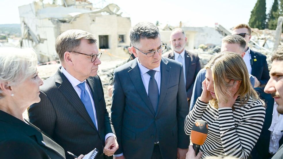 Eine Frau berichtet von den Angriffen. Foto: Sebastian Christoph Gollnow/dpa