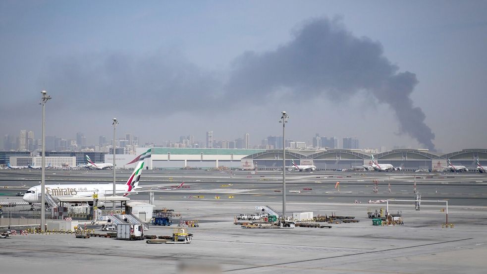 Rauchwolken nahe dem Flughafen von Dubai. In den Vereinigten Arabischen Emiraten saßen infolge des Kriegs im Nahen Osten viele Reisende fest. (Archivbild) Foto: Altaf Qadri/AP/dpa