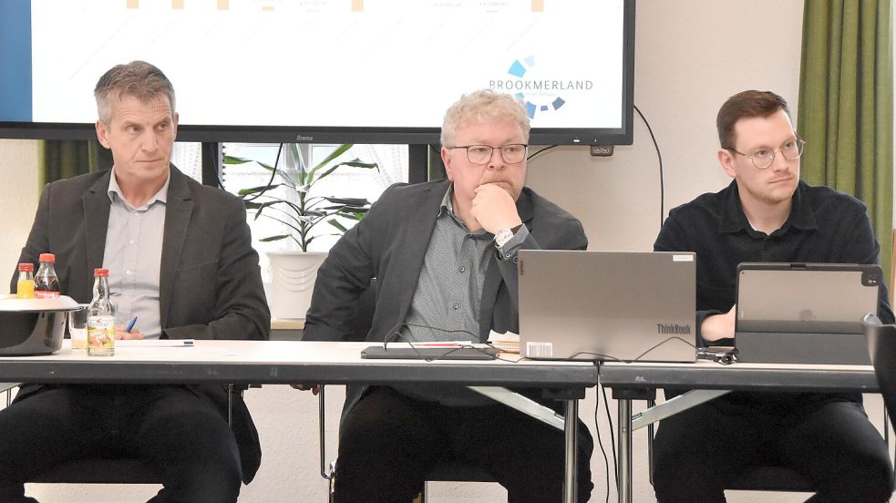 Ernste Mienen angesichts der finanziellen Situation: Der Vorsitzende des Finanzausschusses, Harald Tammen (CDU, von links), Brookmerlands Kämmerer Stephan Weers und sein Kollege Luca Zuther in der Sitzung am Dienstag. Foto: Thomas Dirks