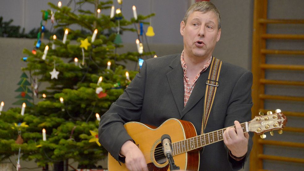 Pastor Carsten Greite (hier 2017 bei einer Seniorenweihnachtsfeier in Osteel) war leidenschaftlicher Musiker. Foto: Thomas Dirks