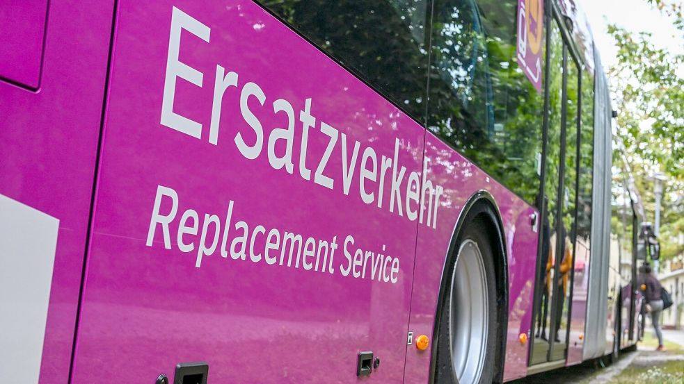 Der Ersatzverkehr mit Bussen bleibt auf vielen Linien noch bis Mitte Juni bestehen. (Archivbild) Foto: Jens Kalaene