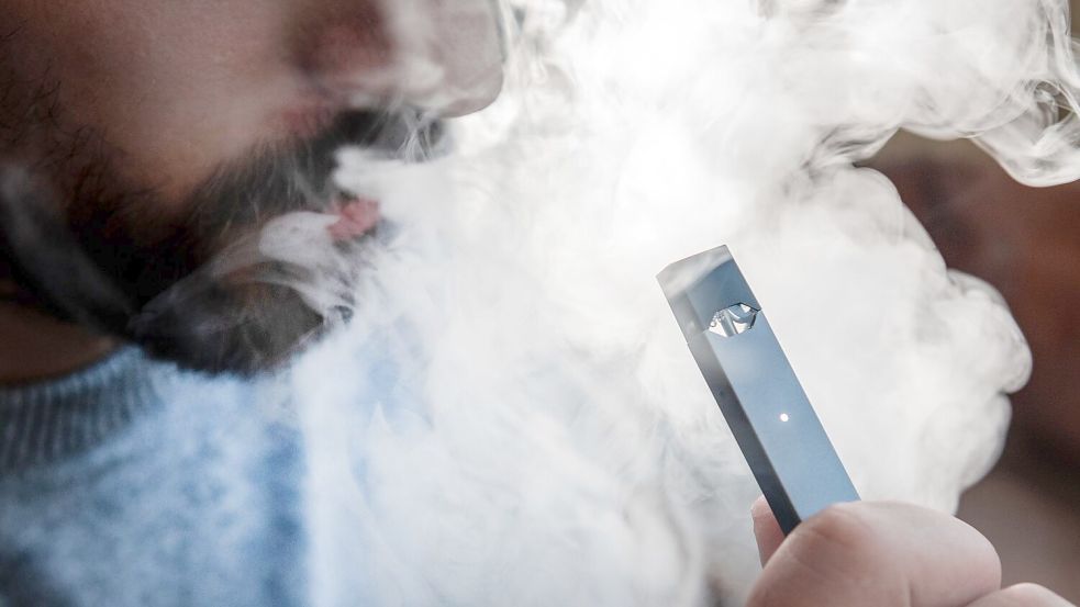 Gesundheitsexperten warnen vor Gefahren durch E-Zigaretten. (Symbolbild) Foto: Fabian Strauch/dpa