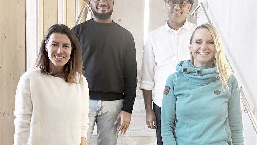 Das Start-up BLACKPIN_IoT will Pflegekräfte entlasten mit einer KI-gestützten Sensor-Bettmatte. Die Jungunternehmer sind Teil des Osnabrücker Start-up-Kosmos und werden im OHA gefördert. Foto: BLACKPIN_IoT