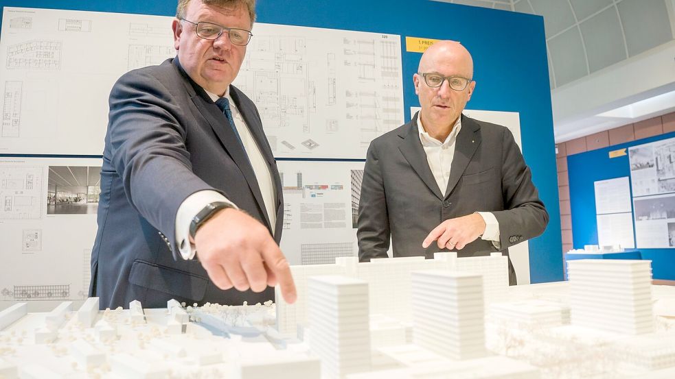 Der frühere Bundesbank-Vorstand Johannes Beermann (links) zeigt den ursprünglich geplanten Campus. (Archvbild) Foto: Frank Rumpenhorst