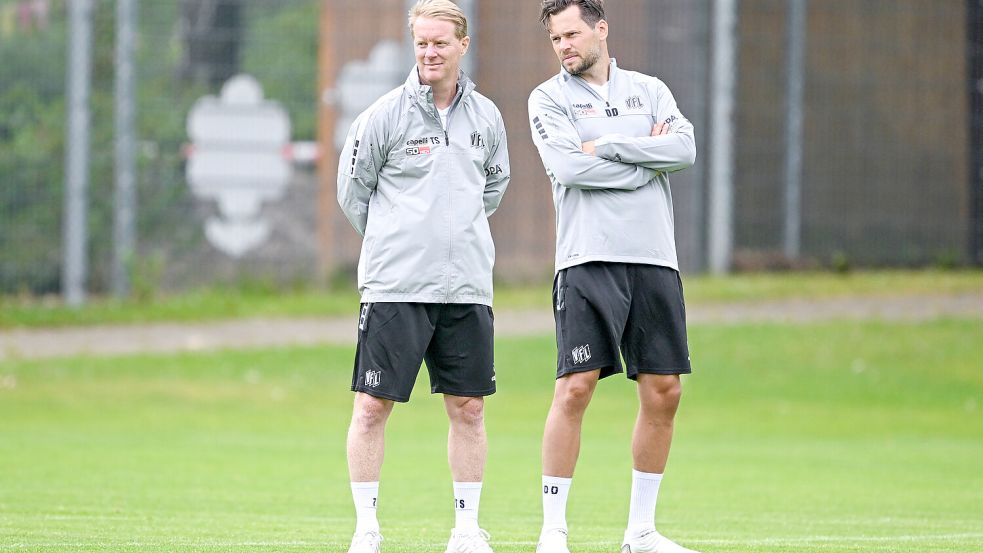 Zufrieden mit der bisherigen Trainingswoche: Trainer Timo Schultz, Torwarttrainer Daniel Davari. Foto: imago/osnapix
