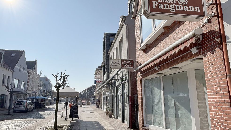 In der Norderstraße stehen auch nach der künftigen Ansiedelung des Fischimbisses und der Vermietung eines weiteren Ladenlokals noch Geschäftsräume leer, wie das ehemalige Ladenlokal von Leder Fangmann oder die alte Fleischerei Lambrecht. Foto: Mieke Matthes