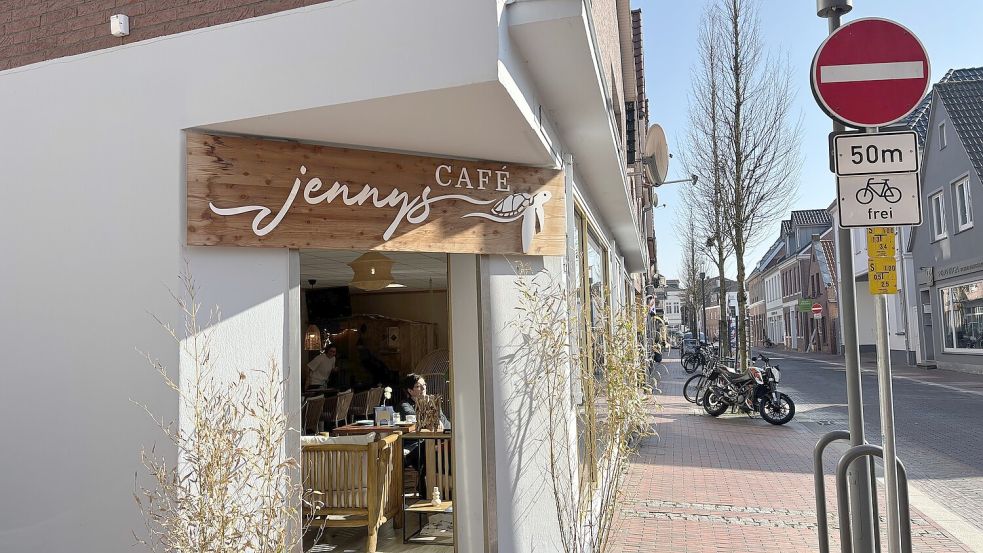 Eine kleine Erfolgsgeschichte ist für Maike Theesfeld vom Stadtmarketing die Lilienstraße mit der Ansiedlung von Jennys Café, der Kreativschneiderei und dem Showroom des Bestatters Poppinga. Foto: Mieke Matthes