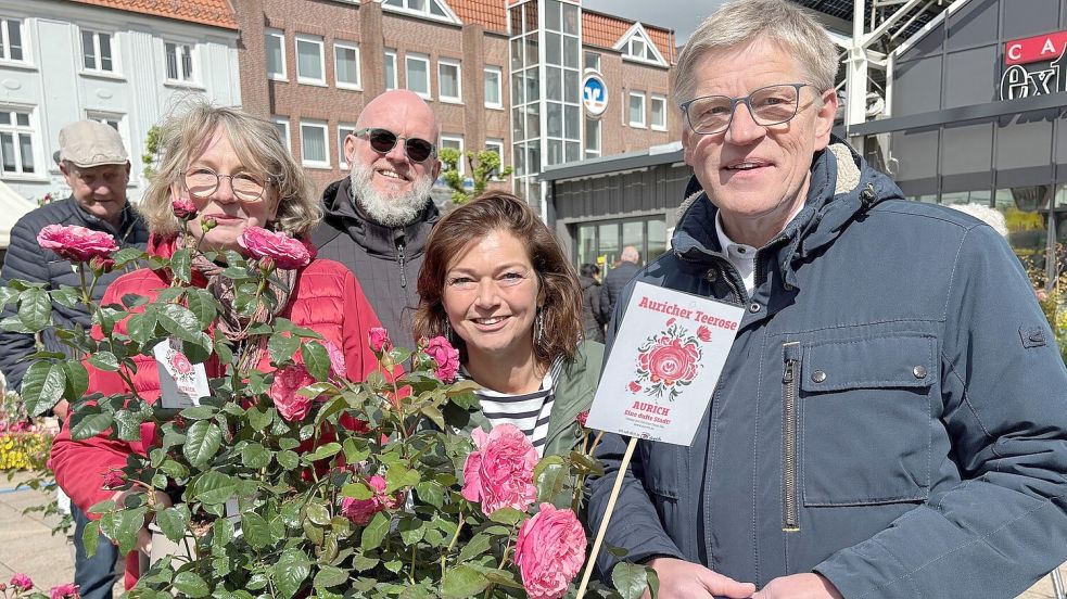 Mit Aktionen, wie dem Verkauf der Auricher Teerose auf dem Geraniemarkt 2025, setzt Maike Theesfeld (zweite von rechts) einen Werbe-Akzent für die Auricher Innenstadt. Foto: Archiv/Mieke Matthes