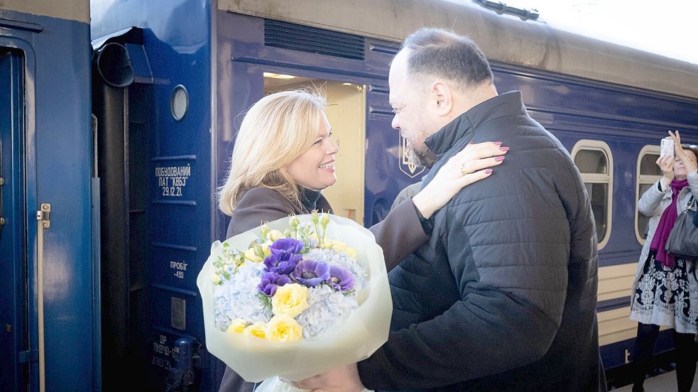 Klöckner wurde vom ukrainischen Parlamentspräsidenten Ruslan Stefantschuk am Bahnsteig in Kiew empfangen. Foto: Sina Schuldt