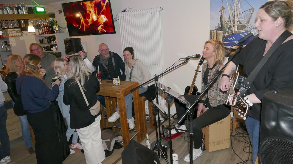 Klassiker der Innenstadtveranstaltungen: Die Neuauflage der Kneipennacht geht am Sonnabend, 14. März, in Aurich über die Bühne. Unser Foto zeigt „M & M Acoustica“, die 2025 im „Tresor“ am Marktplatz auftraten. Foto: Werner Jürgens