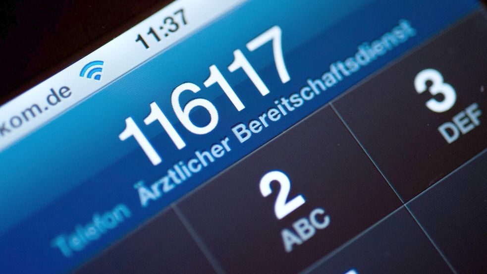 Die Telefonnummer 116117 des ärztlichen Bereitschaftsdienstes ist auf dem Display eines Smartphones zu lesen. Foto: Patrick Pleul/dpa