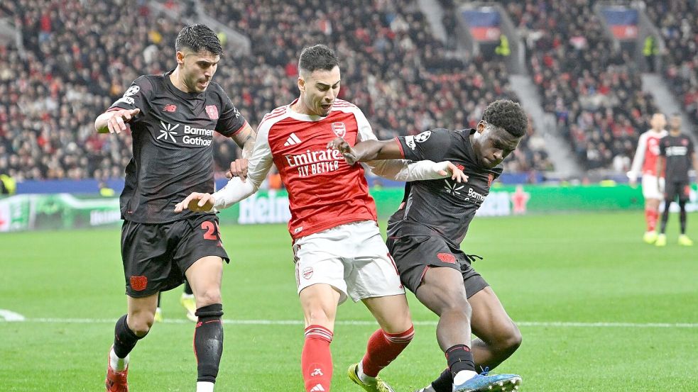 Leverkusener und Londoner lieferten sich viele enge Duelle. Foto: Anke Waelischmiller