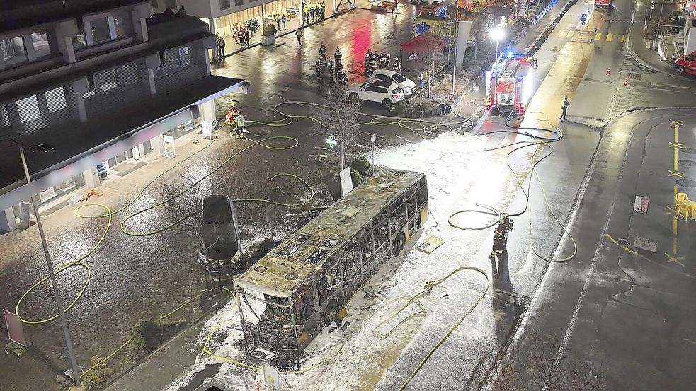 Der Bus brannte völlig aus. Foto: --