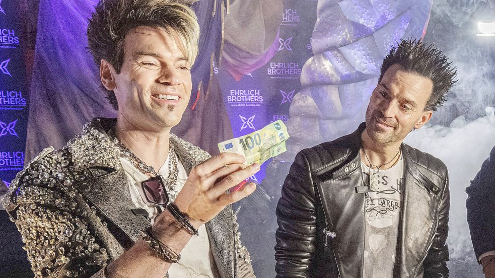 Die Ehrlich Brothers sind für extravagante Illusionen bekannt – können aber auch mit Klassikern beim Publikum punkten. Foto: IMAGO/Future Image