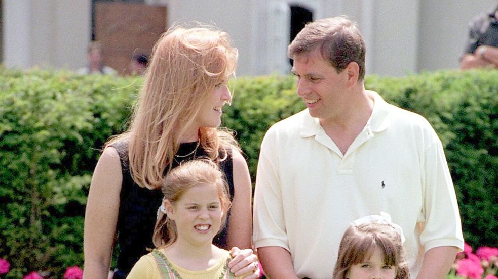 Damals noch eine glückliche Familie: Ex-Prinz Andrew mit seiner Ex-Frau Sarah Ferguson und den beiden Töchtern Beatrice und Eugenie. (Archivbild) Foto: Andrew Stuart/PA Wire/dpa