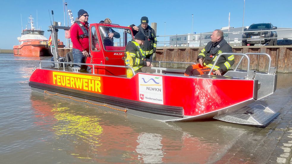 Neben der Feuerwehr Norden testeten auch Vertreter der Wehren von Baltrum und Dornum den Prototyp der Boote für die Schadstoffunfallbekämpfung in Küstenhäfen. Foto: NLWKN