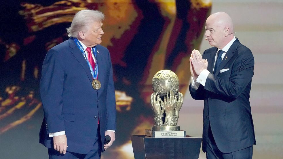 US-Präsident Donald Trump (l) und FIFA-Chef Gianni Infantino verstehen sich gut. (Archivbild) Foto: Chris Carlson/AP/dpa