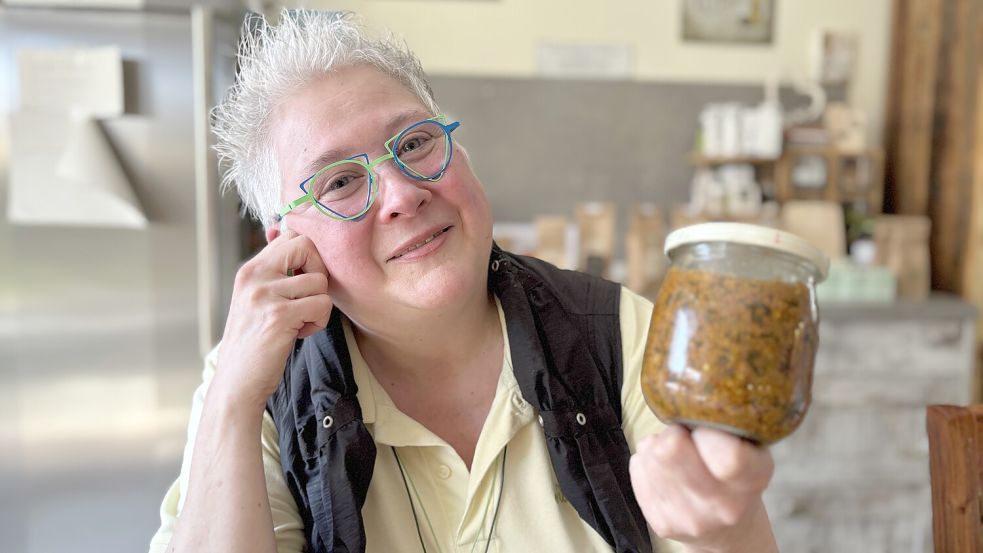 Anke Dahm in ihrer Küche in Großefehn mit einem Kohlrabi-Pesto aus Schalen, Stängeln und Blättern. Foto: Nicole Böning
