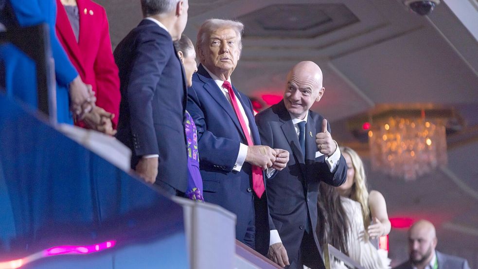 Zuletzt sorgte FIFA-Chef Gianni Infantino (v.r.) mit der Ankündigung einer Partnerschaft der FIFA mit Donald Trumps Friedensrat für Aufsehen. Foto: IMAGO/William Volcov