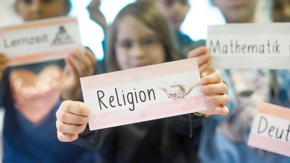 Niedersachsen wird im Sommer einen neuen, überkonfessionellen christlichen Religionsunterricht bekommen. Foto: picture alliance / epd-bild / Detlef Heese