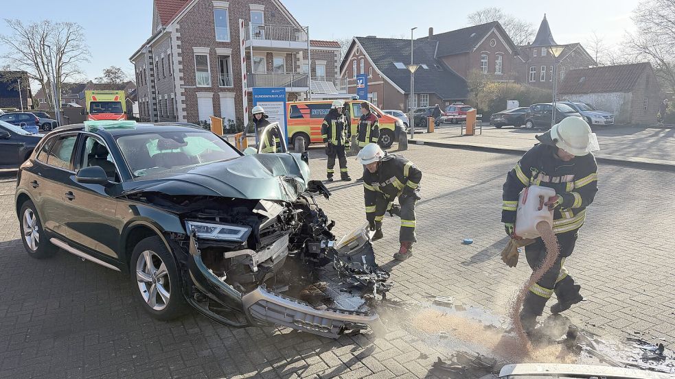 Die Insassen des Autos wurden verletzt. Foto: Feuerwehr Norden/Thomas Weege