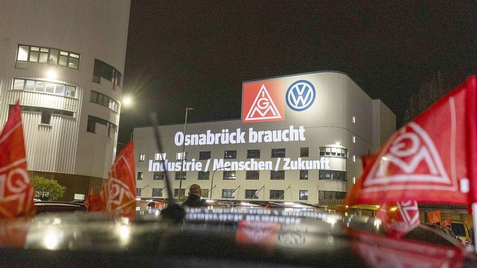 Die IG Metall bleibt eine starke Stimme im VW-Werk Osnabrück. Das haben die Betriebsratswahlen bestätigt. Das Foto entstand bei einer Protestaktion am 8. Dezember 2025 vor dem Werk. Foto: Swaantje Hehmann