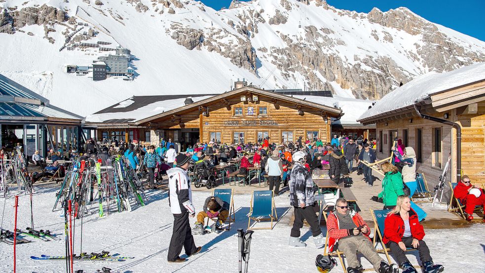 Bei Pausen und beim Aprés Ski bleibt die teure Wintersportausrüstung der Urlauber meist unbeaufsichtigt im Schnee stehen. Foto: dpa/Sina Schuldt