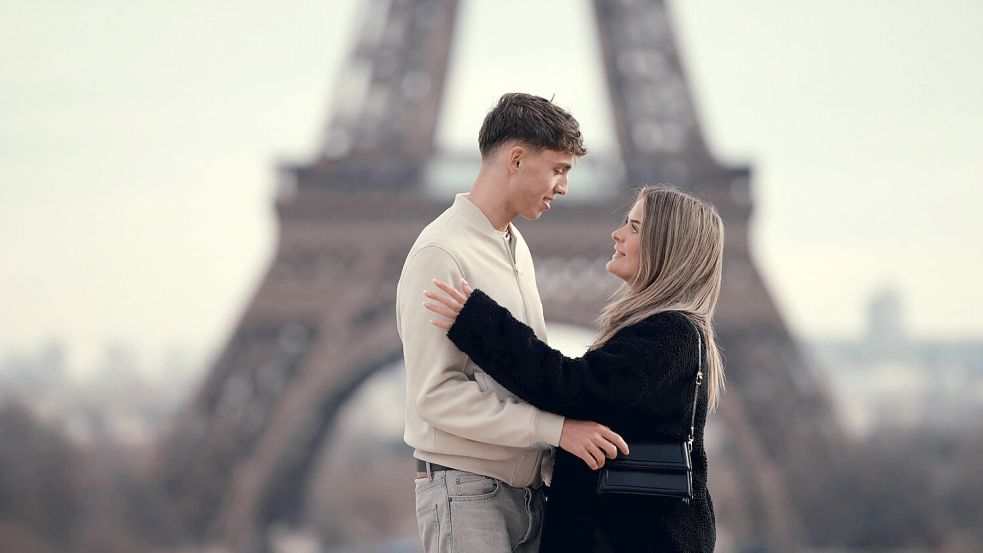 Inszenierte Heiratsanträge vor dem Eiffelturm in Paris sind zum Geschäftsmodell geworden und kosten über 2000 Euro. Foto: IMAGO / Zoonar