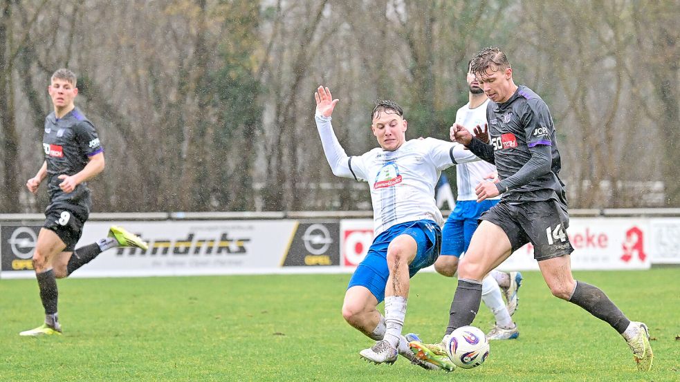 Bei widrigen Bedingungen spielten in Nordhorn der VfL Osnabrück (am Ball Luc Ihorst) und der SSV Jeddeloh II gegeneinander. Foto: Jonas Jürgens