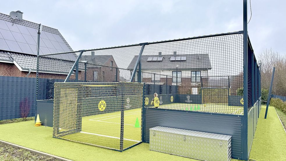 Ein Soccerplatz im Garten einer Familie in Telgte im Münsterland sorgt für Diskussionen in der Nachbarschaft sowie im Stadtrat. Foto: Allen Xu