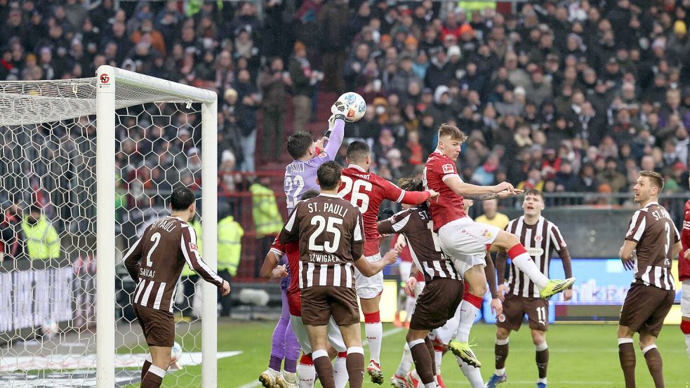 Beim Eckball gibts Getümmel: Auch bei der Partie St Pauli gegen VfB Stuttgart wurde das deutlich. Foto: Ibrahim OT / AFP