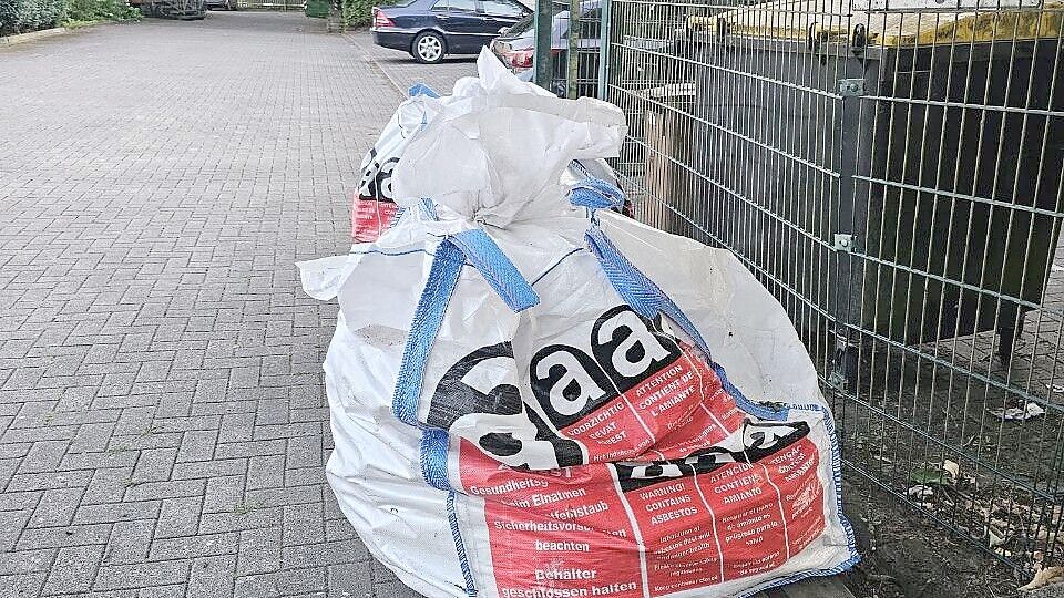 Über mehrere Wochen lagerten spezielle Säcke mit asbesthaltigem Sondermüll auf dem Parkplatz der Wohnanlage Haster Weg/Widerhall in Osnabrück. Der Komplex wird von der Industria verwaltet. Das Unternehmen bedauert die Verzögerung, das beauftragte Bauunternehmen habe versäumt, die Säcke abzuholen. Foto: privat