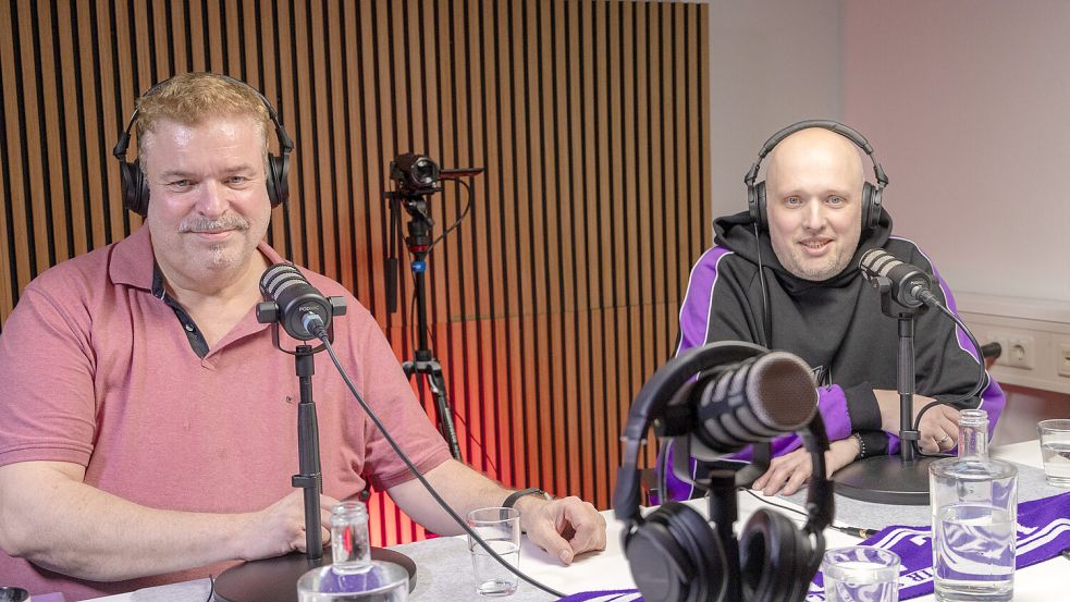 Man kennnt ihre Stimme an der Bremer Brücke, nun waren die Stadionsprecher des VfL Osnabrück, Carsten Thye und Matthias Wellbrock, zu Gast beim „Brückengeflüster“. Foto: Tobias Saalschmidt