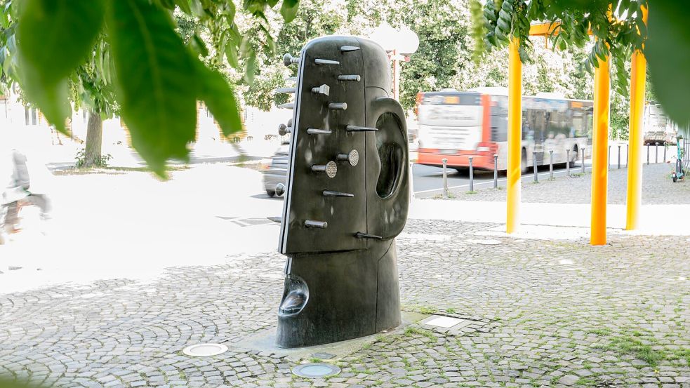 Großer Nagelkopf von 1981/1982, eine Bronzeplastik des Bildhauers Rainer Kriester an der Kunsthalle Osnabrück. Foto: Lauren Rote Foto: Michael Gründel