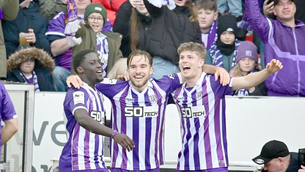 Jubel vor den Fans: Torschütze Ismail Badjie, Lars Kehl und Frederick Christensen freuen sich über das 1:0. Foto: Helmut Kemme