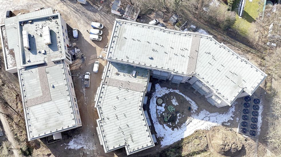 Die zweiteilige Wohnanlage Haus am Schölerberg aus der Luft betrachtet. Der runde Fleck zwischen den beiden Gebäudeflügeln rechts im Bild markiert die Lage des Eisspeichers. Foto: Awo Weser-Ems