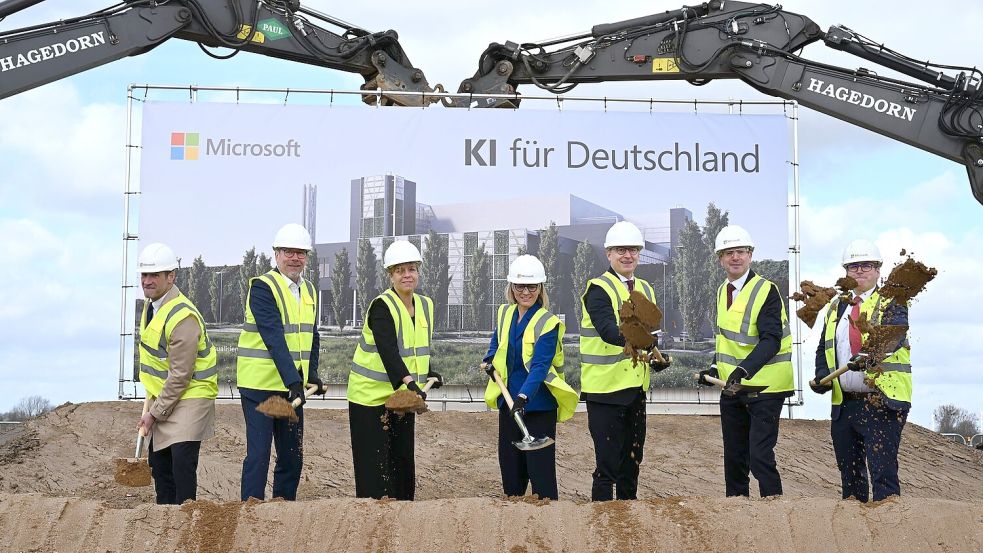 Der feierliche Spatenstich. Foto: Wolf von Dewitz/dpa