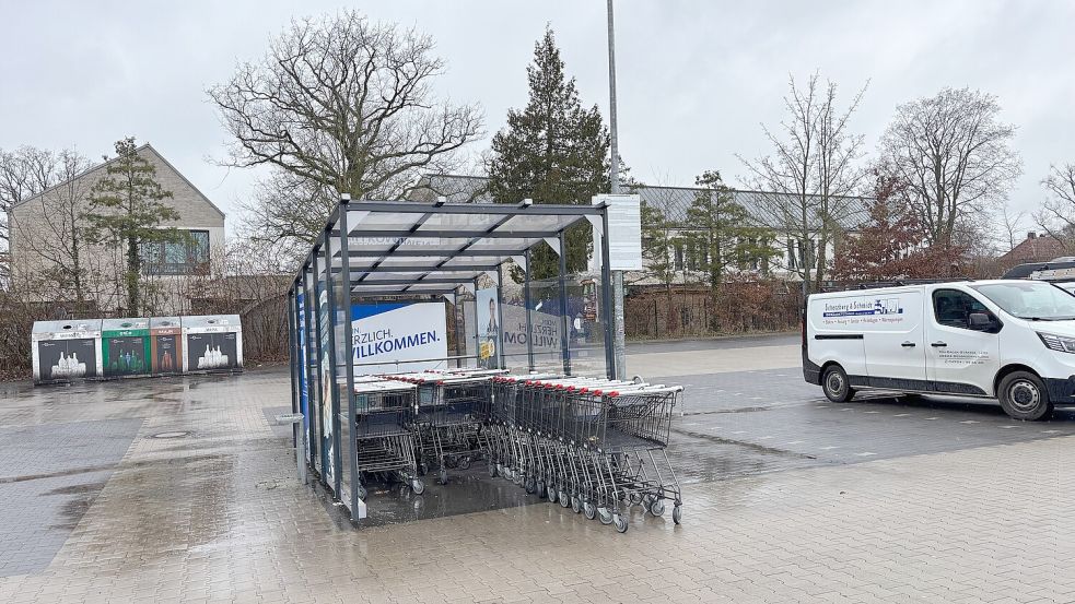 Die GfA sieht auf dem hinteren Teil der Parkfläche des Supermarktes Potenzial für die Mitarbeitenden und Besucher des Familienzentrums, hier im Hintergrund zu sehen. Foto: Mieke Matthes