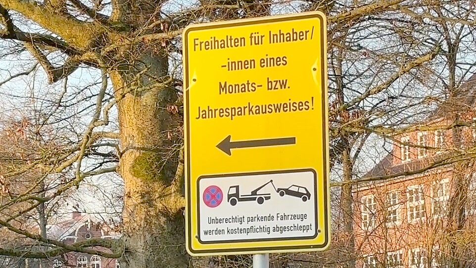 Im Innenstadtbereich von Aurich gibt es noch freie Parkplätze, die Betriebe für ihre Mitarbeiter anmieten können. Foto: Mieke Matthes