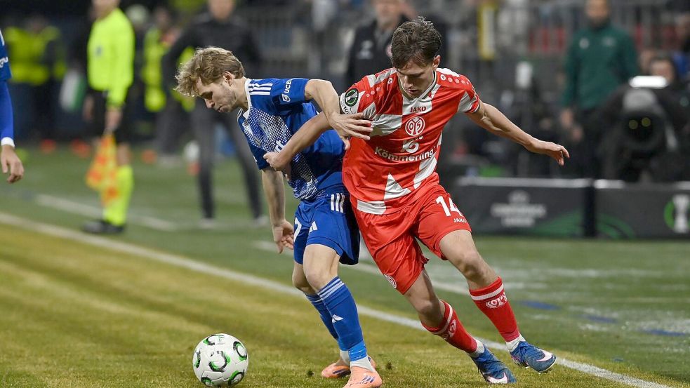 Der FSV Mainz 05 um William Bøving (r) lieferte sich ein umkämpftes Duell mit Sigma Olmütz. Foto: Ludìk Peøina/CTK/dpa