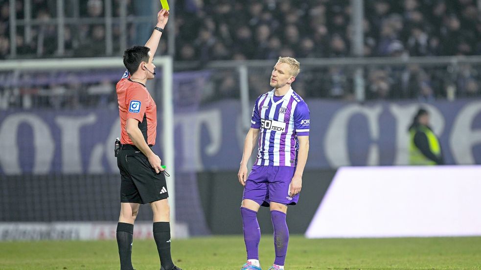 Von einer Sperre bedroht - wie fünf andere Profis des VfL Osnabrück auch: Bryan Henning sieht hier die Gelbe Karte von Schiedsrichter Nico Fuchs. Foto: Michael Titgemeyer
