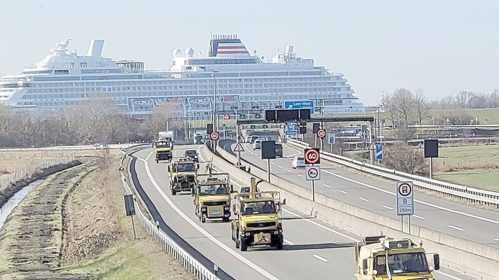 Die „Asuka III“ bei der Überführung über den Emstunnel: Der japanische Kreuzfahrer wurde im vergangenen Jahr in Emden endausgerüstet. Foto: Wolters