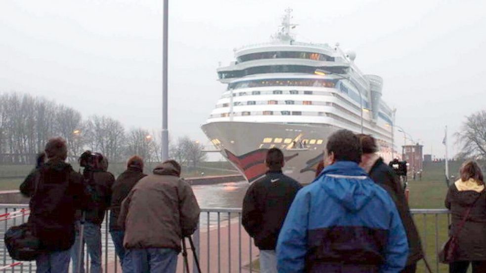 Die „Aida Luna“ in der Emder Seeschleuse. Zwischen 2007 und 2009 lagen drei Aida-Schiffe in Emden zur Endausrüstung. Foto: Archiv