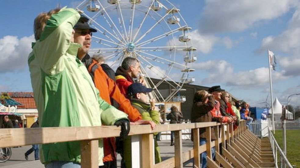 Sogar ein Riesenrad wurde vor knapp 20 Jahren aufgebaut, um den Schaulustigen den perfekten Blick zu ermöglichen. Foto: Archiv