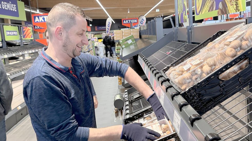 Bis zuletzt wurde im neuen Markt noch Ware in die Regale geräumt. Foto: Holger Janssen