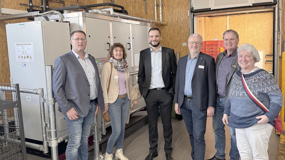 Einen Blick hinter die Kulissen gab es mit Aldi-Expansionsleiter Sebastian Sobolewski (dritter von links) für Frank Süßen (von links), Anja Dziarnowski, Wilfried Müller und Thomas Erdwiens von der Gemeindeverwaltung sowie Sophia Ulferts-Dirksen vom Gemeinderat. Foto: Holger Janssen