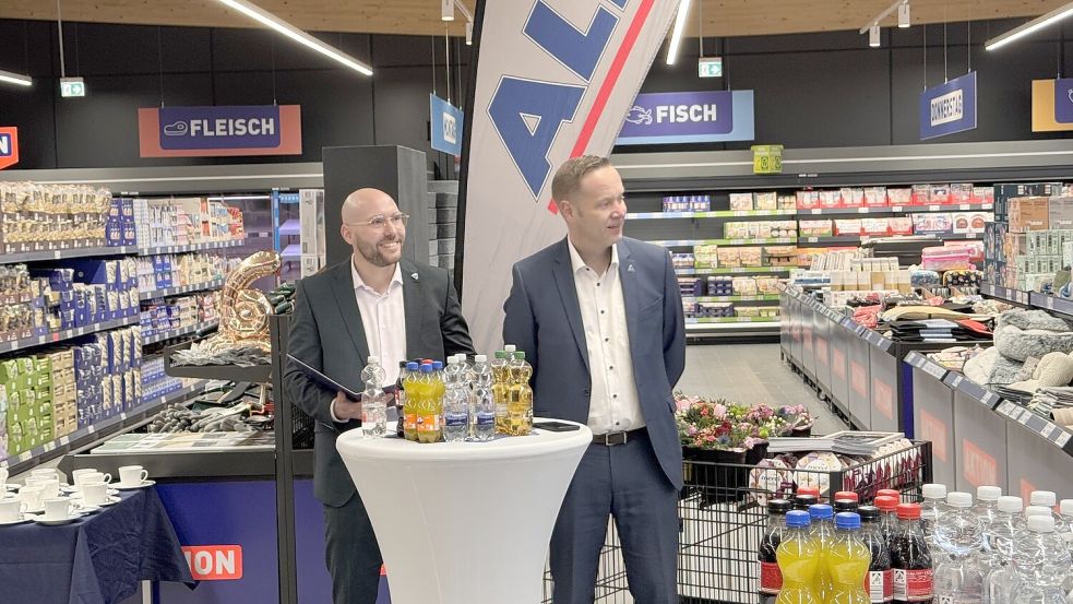 Geschäftsführer Justus Langer (links) und Verkaufsleiter Ingo Meyer führten durch die Eröffnungsfeier am Donnerstag. Foto: Holger Janssen