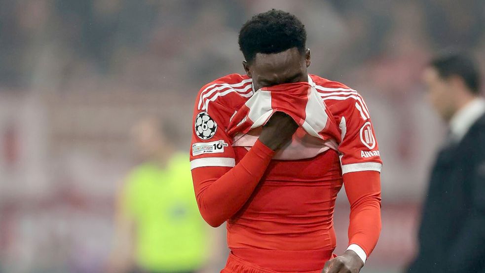 Ein frustrierter Alphonso Davies nach seiner nächsten Muskelverletzung in Bergamo. Foto: Jonathan Moscrop