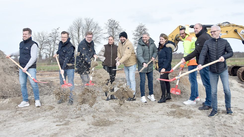 Anneke und Philipp Kuipers (Vierte und Fünfter von links) setzten gemeinsam mit Gästen am Donnerstag den ersten Spatenstich für ihr Fitnesscenter in Upgant-Schott. Foto: Thomas Dirks