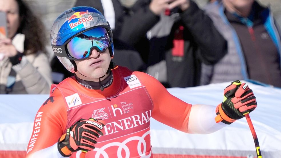 Kann im Ziel erleichtert durchpusten: Ski-Ass Odermatt nach der Abfahrt von Courchevel. Foto: Giovanni Auletta/AP/dpa